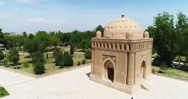 Drone Vliegt Rond Ismoil Somoniy Madrasah Een Zonnige Dag Oezbekistan — Stockvideo