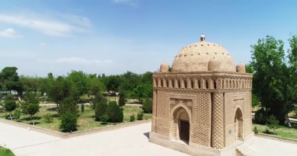 在阳光灿烂的一天 一架无人驾驶飞机在一个伊斯兰萨莫尼宗教学校附近飞行 乌兹别克斯坦 布哈拉 空中视图 — 图库视频影像