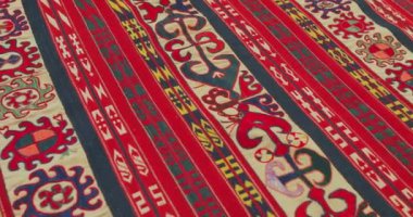 Özbekistan 'daki Semerkant halılarının süs ve desenlerine yakın çekim. Klasik teknolojiye göre üretildi.