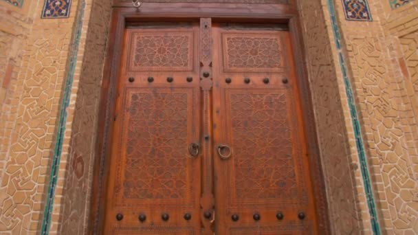 Forntida Trädörrar Med Orientaliska Ornament Öppna Hall Med Pelare Mir — Stockvideo