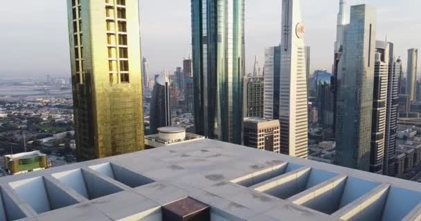 Dron Vuela Sobre Techo Rascacielos Con Helipuerto Dubai Emiratos Árabes — Vídeos de Stock
