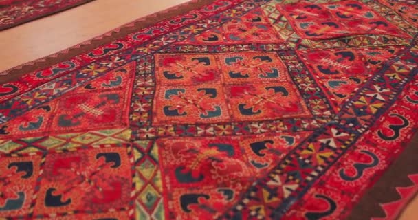 Χαλί Samarkand Είναι Χειροποίητο Κατασκευασμένο Σύμφωνα Την Αρχαία Κλασική Τεχνολογία — Αρχείο Βίντεο