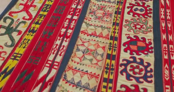 Samarkand 카펫은 기술에 손으로 만들어집니다 그것은 패턴과 장식으로 있습니다 우즈베키스탄 — 비디오