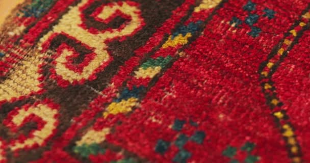Makró Felvétel Egy Régi Kopott Kézzel Készített Szőnyegről Amit Szamarkandi — Stock videók