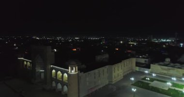 Eski bir kompleks Lyab-i Hauz.Bukhara, Özbekistan, hava manzaralı İHA 'nın gece uçuşu.