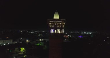 Eski bir Kalyan Minaresi 'nin kulesinin etrafında bir dron gece uçuyor. Buhara, Özbekistan, Havadan görünüm.