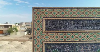 İnsansız hava aracı, Özbekistan 'ın Buhara kentinin ortasındaki antik Lyab-i Hauz kompleksinin ana kapısına yakın uçuyor. Hava Görünümü.