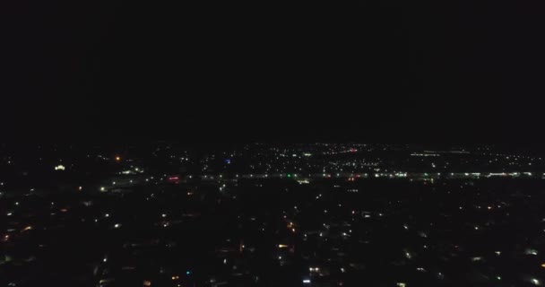 夜间一架无人驾驶飞机飞越城市上空 老布哈拉 乌兹别克斯坦 空中视图 — 图库视频影像