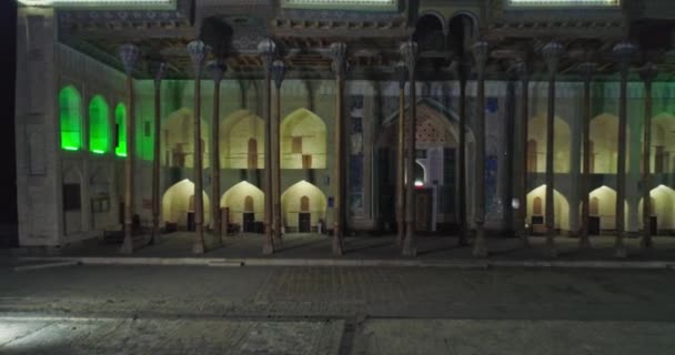 Безпілотник Вночі Над Колонами Комплексу Мечеті Боло Хауза Мадраса Бухара — стокове відео