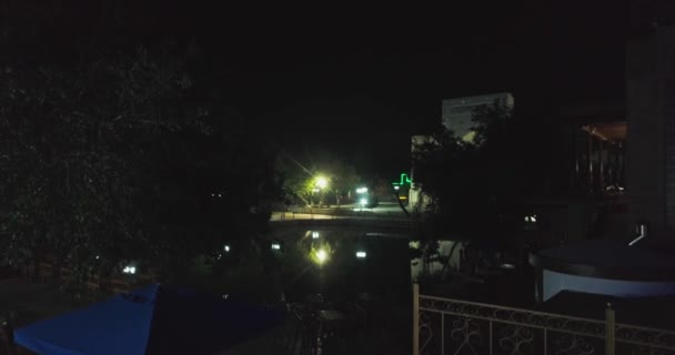 夜间在Bolo Haouz清真寺前的游泳池上打鼓 Bukhara Uzbekistan Aerial View — 图库视频影像