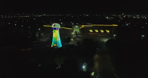 Eine Drohne Fliegt Über Einen Leuchtenden Schuchow Turm Der Stadt — Stockvideo