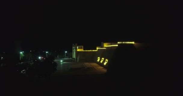 Dron Vuela Noche Cerca Las Paredes Iluminadas Del Complejo Arca — Vídeos de Stock