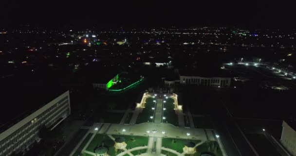 Dron Przelatuje Nad Oświetlonym Nocą Placem Obok Starożytnej Arki Buchara — Wideo stockowe