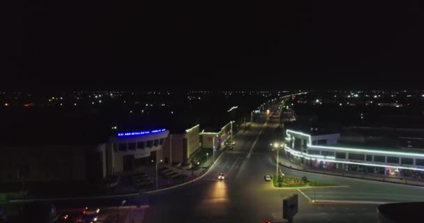 Безпілотник Літає Вночі Над Освітленими Вулицями Дорогами Старого Міста Бухара — стокове відео