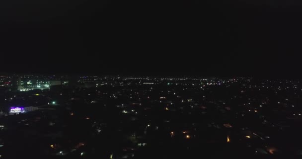 Dron Vuela Por Noche Cerca Antigua Torre Iluminada Del Complejo — Vídeos de Stock