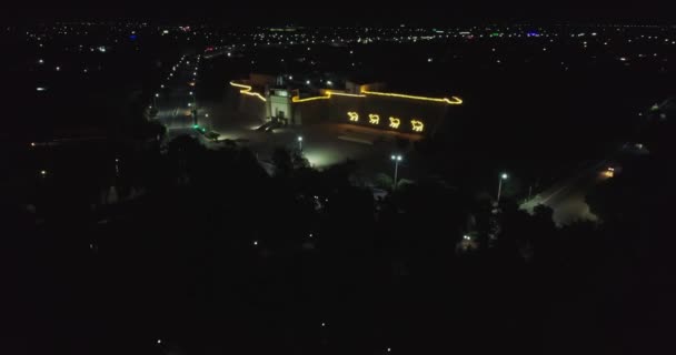 Dron Vuela Por Noche Sobre Puerta Principal Iluminada Del Antiguo — Vídeos de Stock