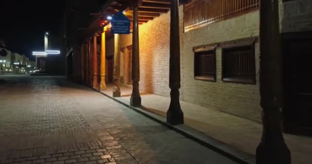 Drón Átrepül Ősi Város Éjszakai Utcáin Régi Oszlopok Között Bukhara — Stock videók