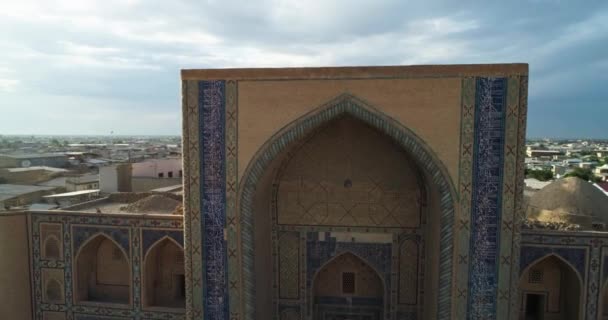 Sebuah Pesawat Tak Berawak Terbang Atas Kompleks Kuno Bukhara Lama — Stok Video