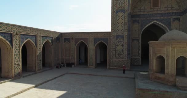 Drone Flies Courtyard Ancient Complex Lyab Hauz Tourists Old Bukhara — Stock Video