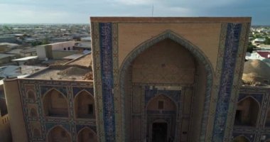 İnsansız hava aracı, antik Ulugbek Madrasah kompleksinin ana kapısının yanında. Eski Buhara, Özbekistan. Hava Görünümü.