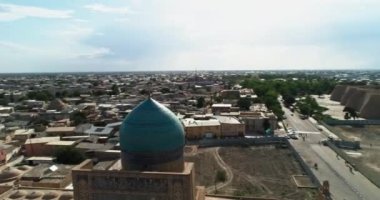 Güneşli ve bulutlu bir günde antik bir Kalyan Minaresi 'nin kulesinin üzerinde bir dron uçuyor. Eski Buhara, Özbekistan. Hava Görünümü.