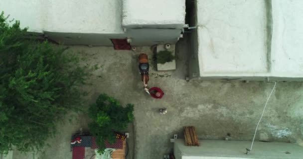 Drone Vliegt Oude Aziatische Huizen Twee Mensen Naast Het Paard — Stockvideo
