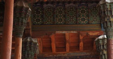 Bolo-Khauz antik kompleksinin sütunları arasındaki geçit. Özbekistan, Buhara.