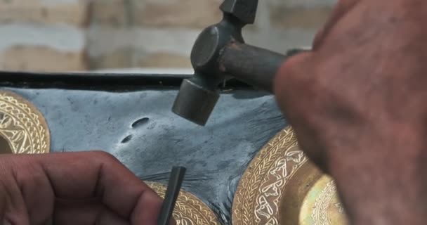 Ein Prägemeister Erzeugt Ein Muster Auf Einer Kupferplatte Mit Uralten — Stockvideo