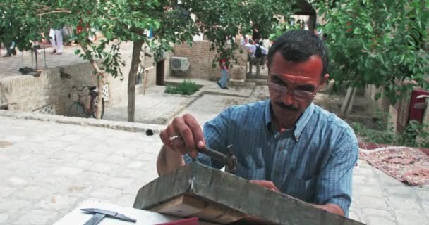 Bukhara Uzbekistan 2023 一个主栓塞器使用古老的技术在铜板上创建一个图案 布哈拉 乌兹别克斯坦 — 图库视频影像