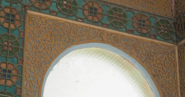 Primo Piano Motivi Elementi Decorativi Mosaici Finestre Dell Antico Complesso — Video Stock