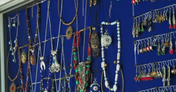 街上商店里的东方服装珠宝和手工珠宝 乌兹别克斯坦布哈拉 — 图库视频影像