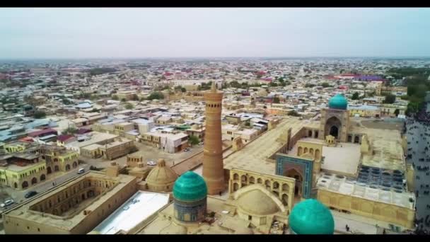 Drone Flies Mosque Complex Believers Tourists Cloudy Morning Aerial View — Stock Video