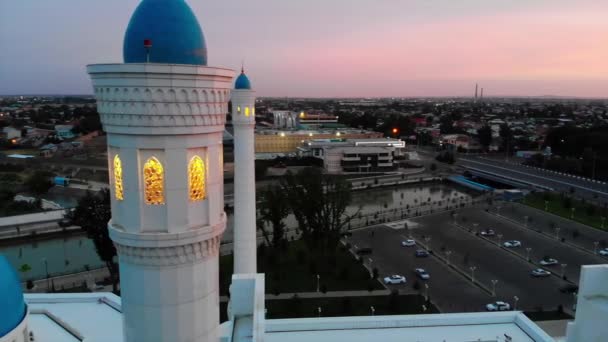 一架无人驾驶飞机飞越一座漂亮的清真寺 在多云的天空中 黎明的背景 空中视图 — 图库视频影像
