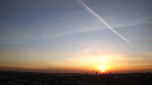 Захід Сонця Місті Похмурий Вечір Небі Стежка Літаючого Літака Горизонті — стокове відео