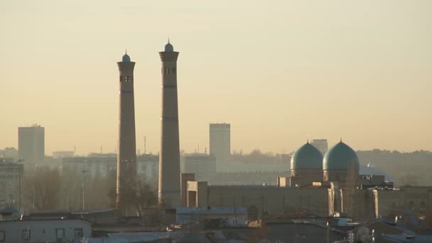 Nascer Sol Sobre Cidade Primeiro Plano Está Uma Mesquita Iluminada — Vídeo de Stock