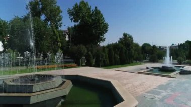 İnsansız hava aracı, çeşmeli bir meydanın üzerinden uçuyor. Semerkand, Özbekistan, güneşli bir yaz günü. Hava Görünümü.