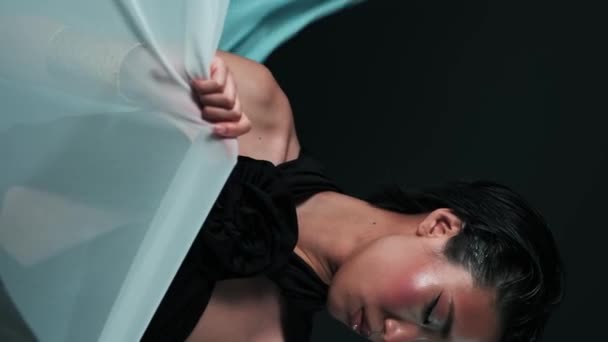 Parlak Makyajlı Genç Asyalı Modelin Stüdyo Dikey Portresi Etrafında Rüzgarda — Stok video