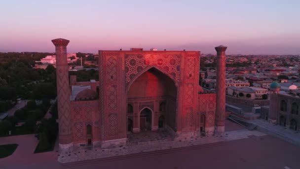 Een Drone Vliegt Vlakbij Een Complexe Bibi Khanym Moskee Samarkand — Stockvideo