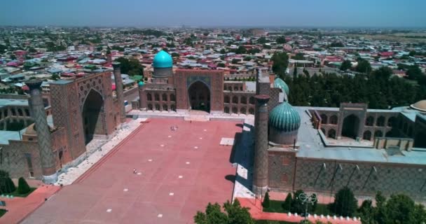 一架无人驾驶飞机飞越了Bibi Khanym清真寺的一个古老建筑群 阳光灿烂的夏日 乌兹别克斯坦撒马尔罕 空中视图 — 图库视频影像