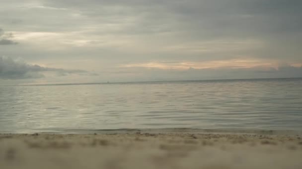 Sandstrand Tropisk Havets Vågor Sköljer Stranden Bakgrunden Stormar Molnen Vid — Stockvideo