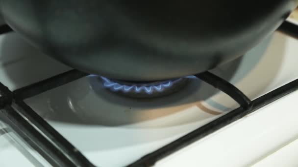 在大锅下面的气体鞭子上燃烧着的火 后续行动 — 图库视频影像