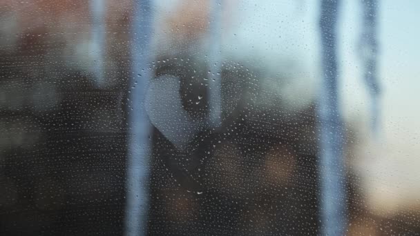 Форма Сердца Туманном Окне Фоне Сосульки Зимнего Города Зима Крупный — стоковое видео
