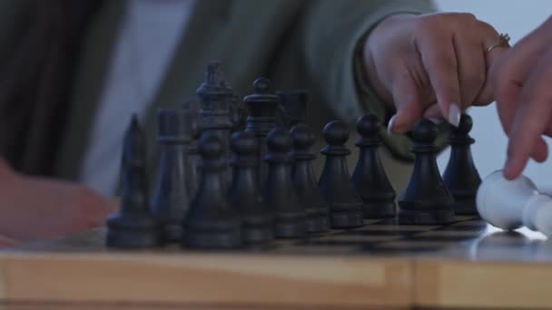 人々はチェスボードに座ってチェスをしている クローズアップ スローモーション — ストック動画