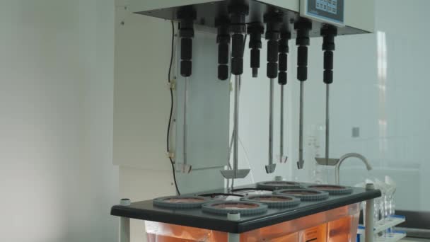 Научный Автоматический Смеситель Лабораторных Смесях Химических Компонентов Стеклянной Посуде Slow — стоковое видео