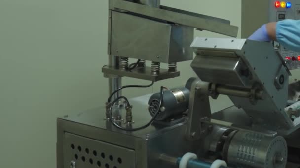 Técnico Laboratorio Ropa Protectora Trabajando Junto Línea Producción Pastillas Moción — Vídeo de stock