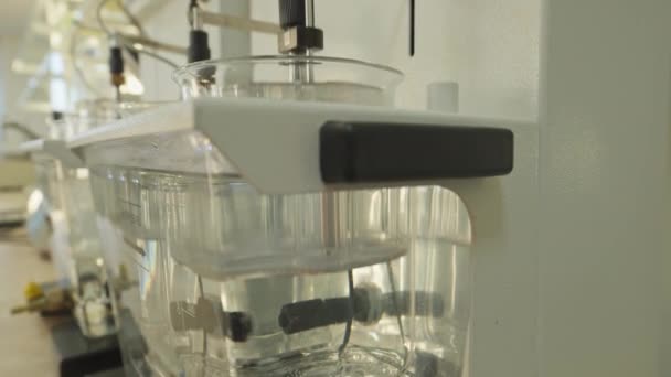 実験中の実験装置について 化学実験室 スローモーション — ストック動画
