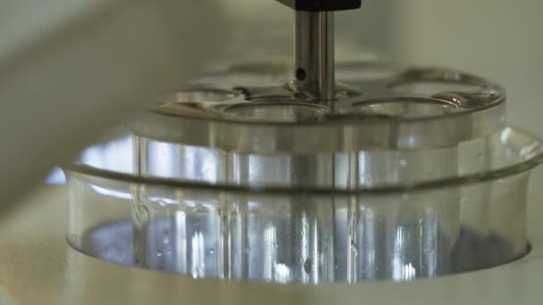 化学実験室での科学機器の運用 クローズアップ スローモーション — ストック動画