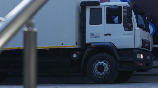 Біла Вантажівка Стоїть Складом Похмурий День Повільний Рух — стокове відео