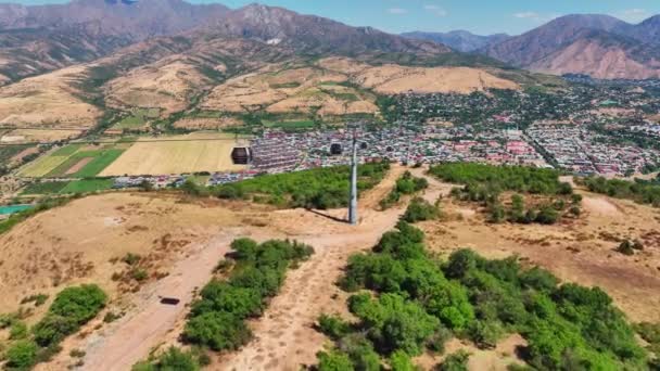 Küçük Bir Kasabanın Yakınındaki Bir Teleferiğin Üzerinden Bir Uçuyor Güneşli — Stok video