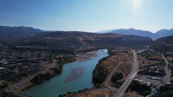 Dron Vuela Sobre Carretera Junto Lago Montaña Día Soleado Verano — Vídeo de stock